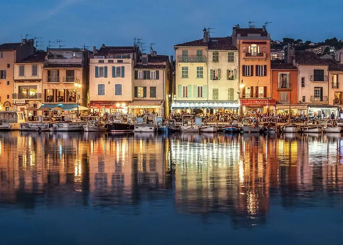 Les Barques, Vue Splendide Sur Le Port De Cassis
