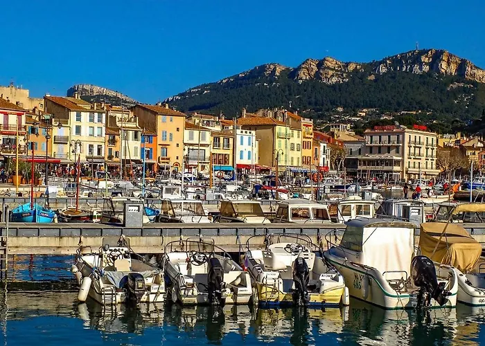 Les Barques, Vue Splendide Sur Le Port De Cassis