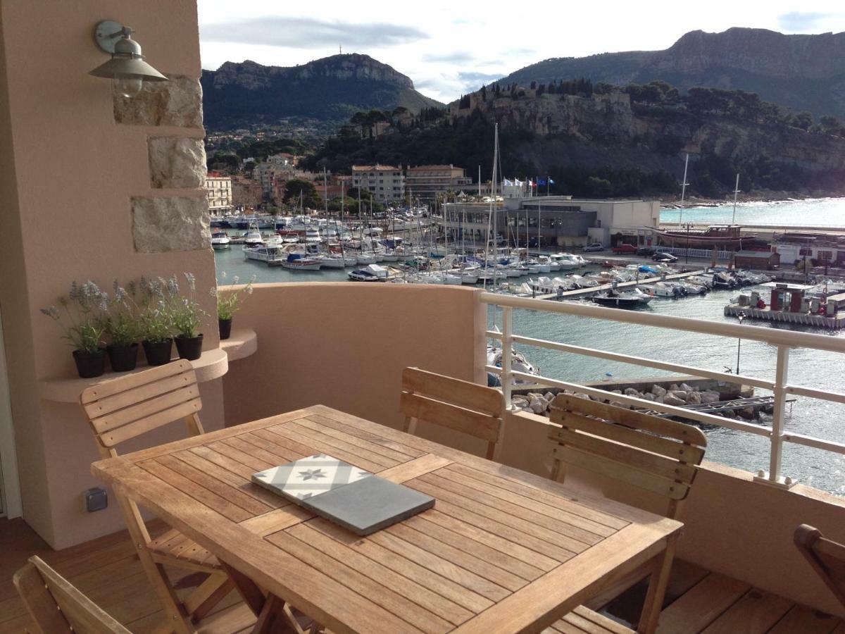 Les Barques, Vue Splendide Sur Le Port De * Cassis